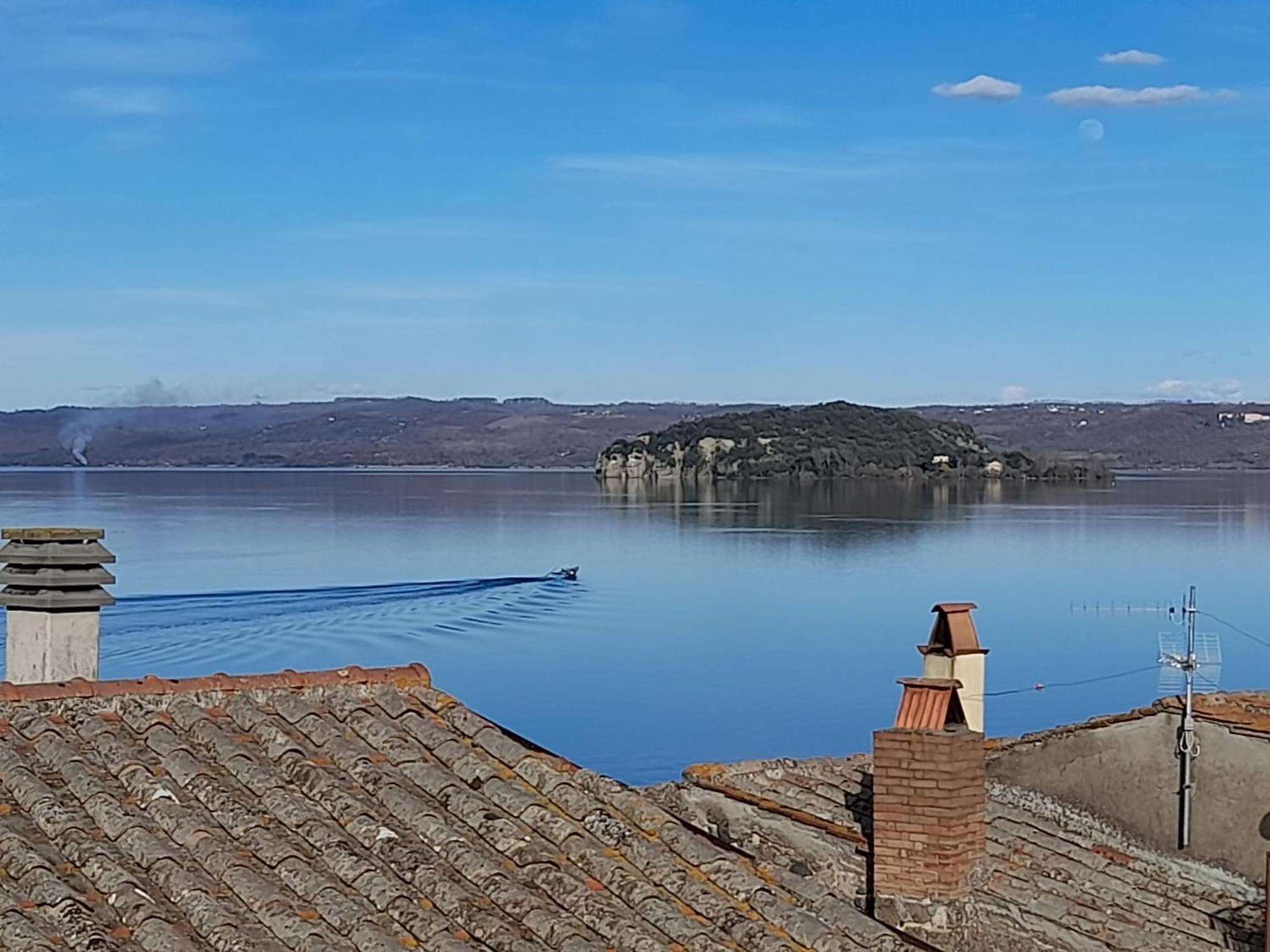 Mansarda Sul Lago A Marta Exterior foto